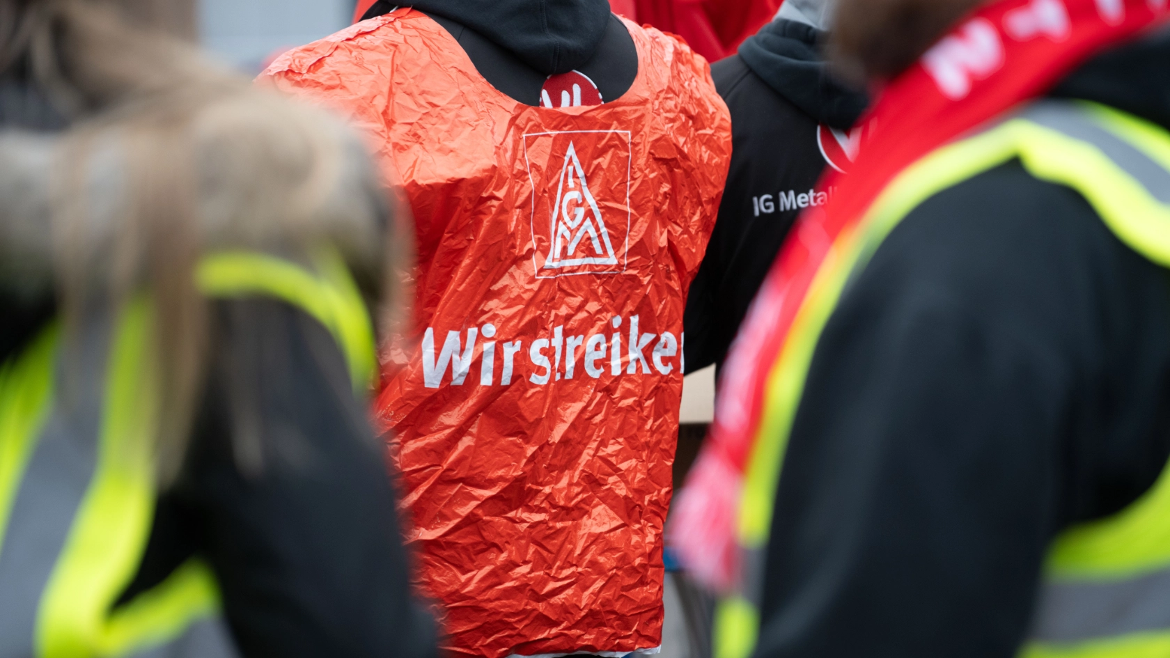 Warnstreik IGMetall Saarbrücken - ZF Friedrichshafen AG<br/>am 08.11.2024 - Arbeitsniederlegung für die Früh- und Tagschicht - Kundgebung
