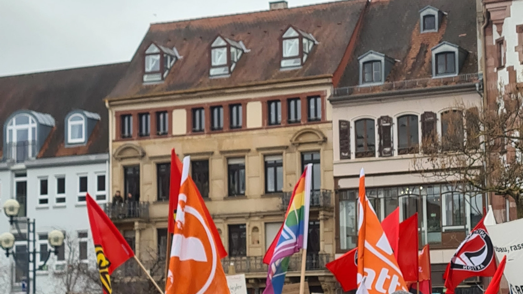 Gewerkschafter zeigen Flagge in Landau