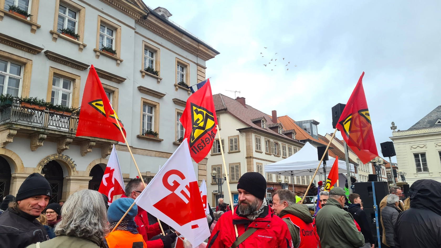 Gewerkschafter zeigen Flagge in Landau