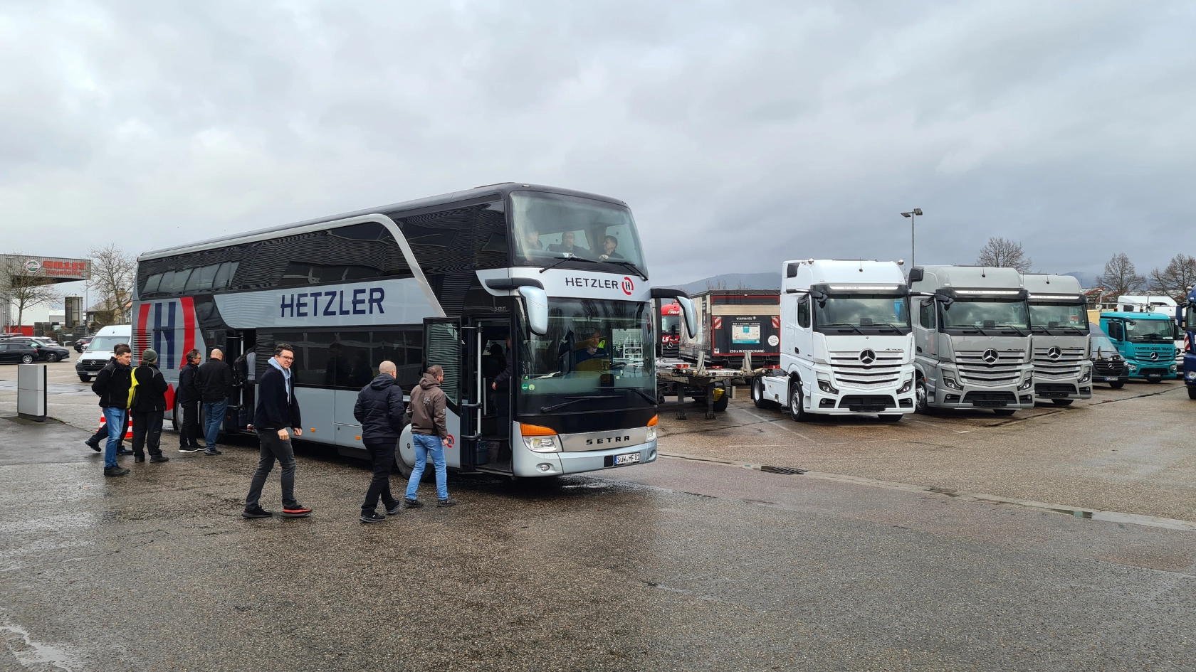 Beschäftigte der Mercedes-Benz-Niederlassungen zeigen sich kampfbereit