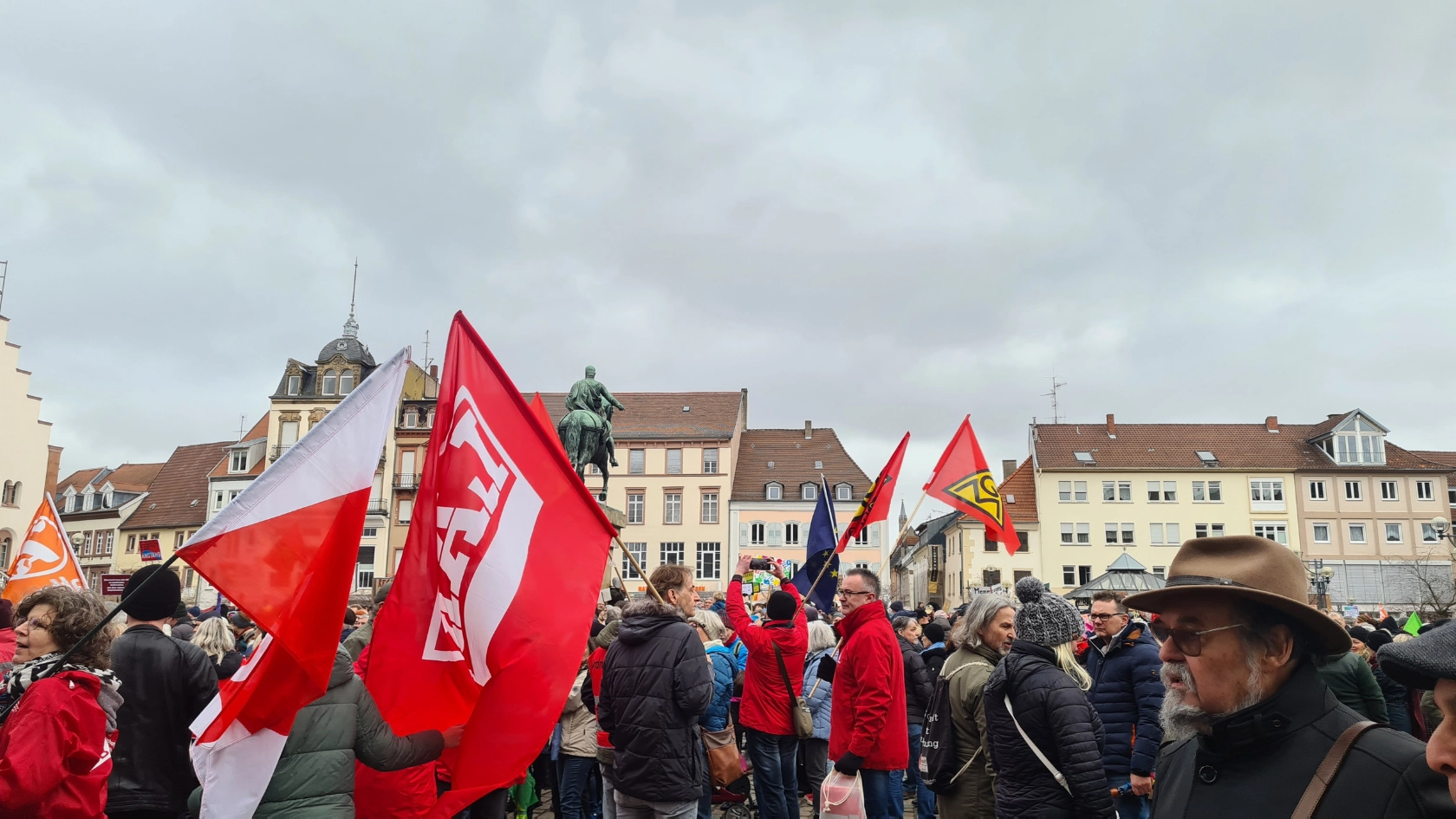 Gewerkschafter zeigen Flagge in Landau