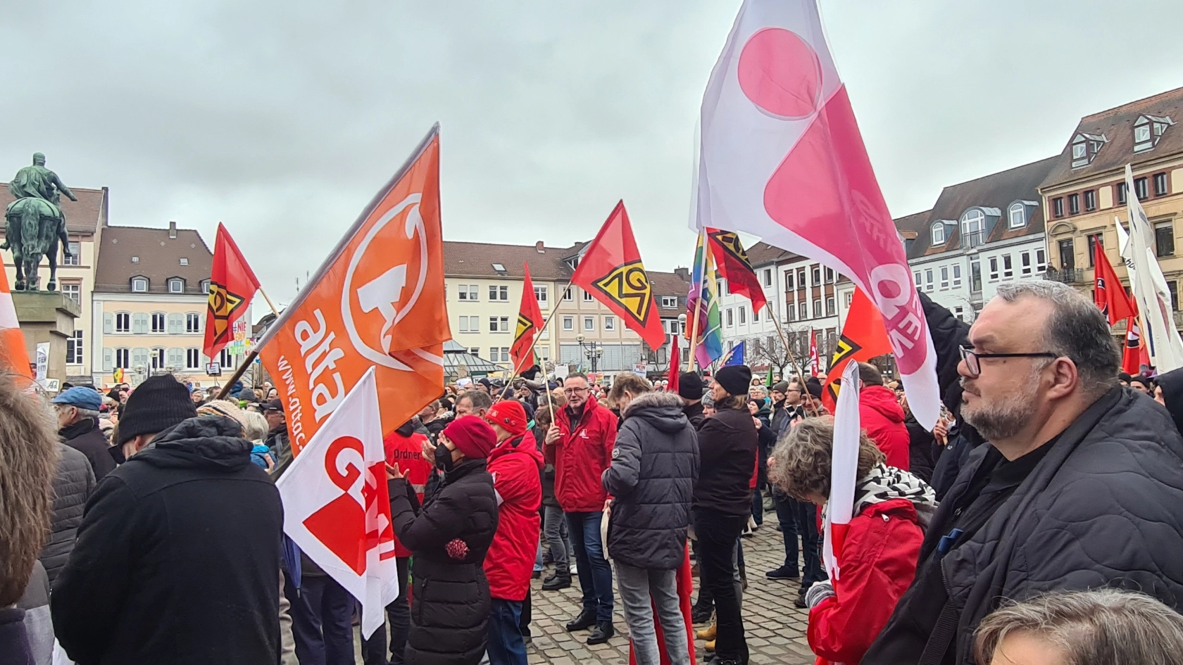 Gewerkschafter zeigen Flagge in Landau