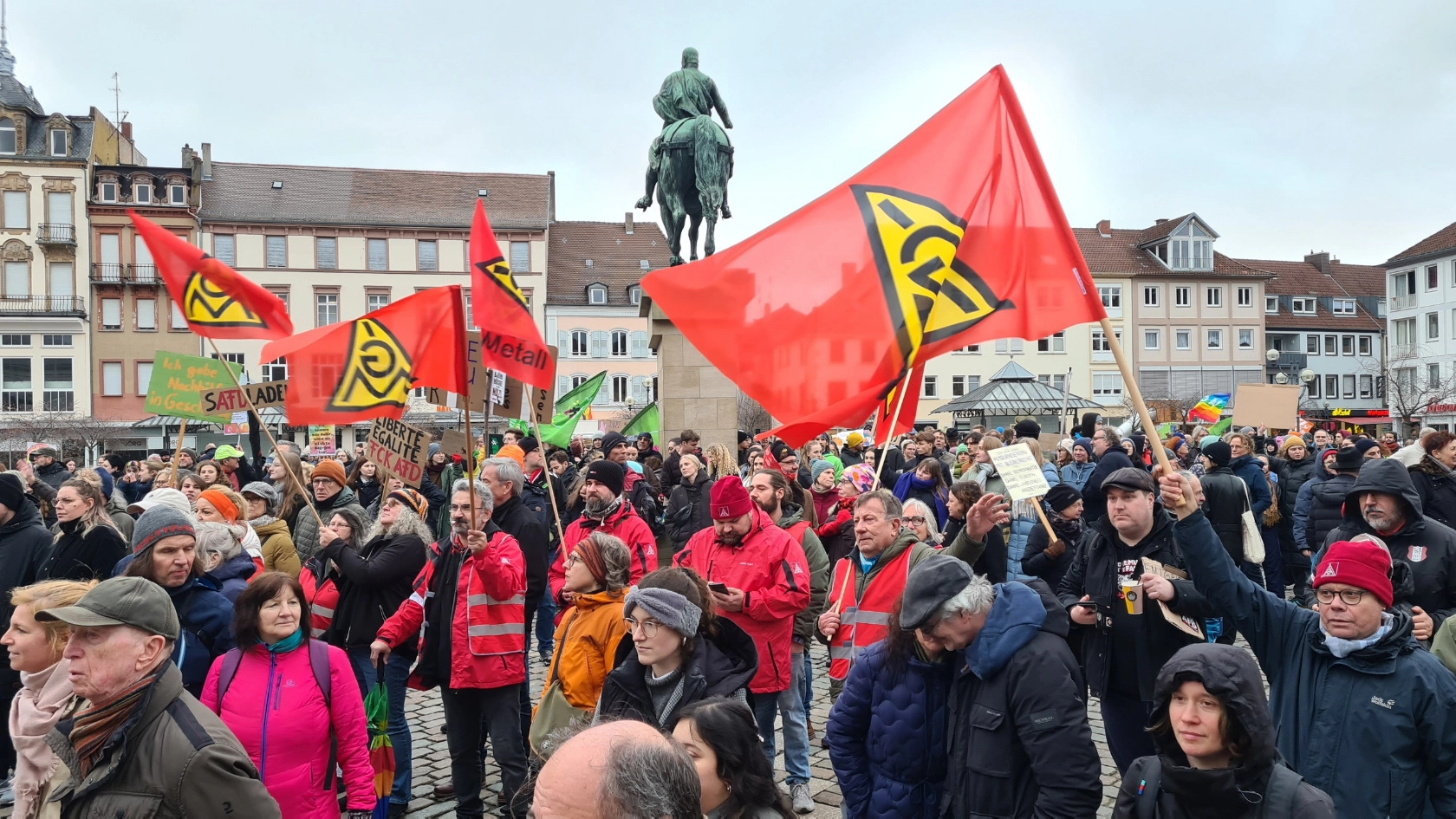 Gewerkschafter zeigen Flagge in Landau