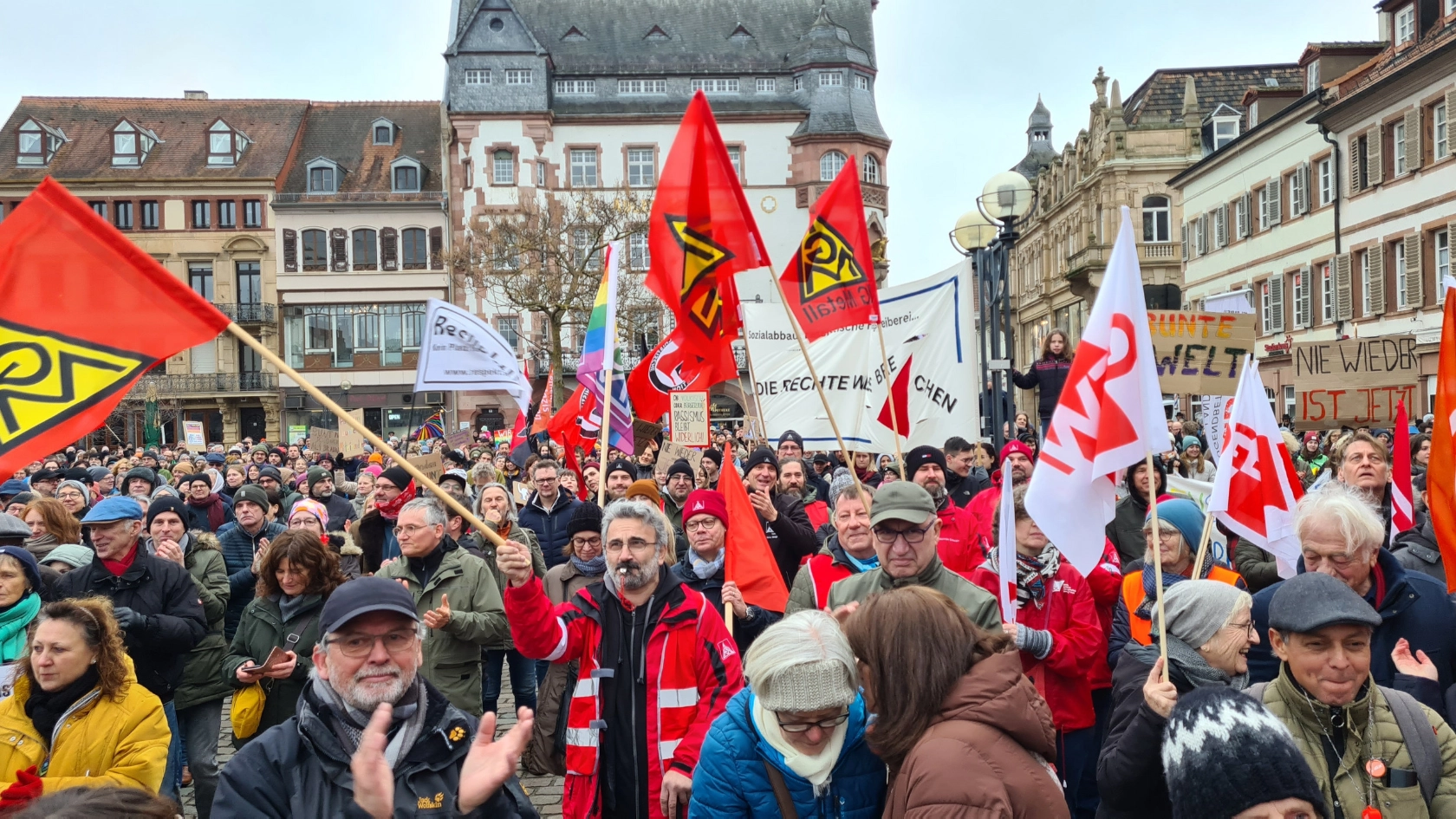 Gewerkschafter zeigen Flagge in Landau
