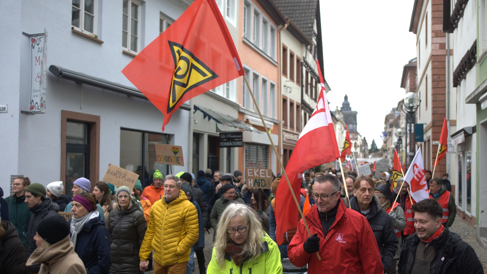 Gewerkschafter zeigen Flagge in Landau