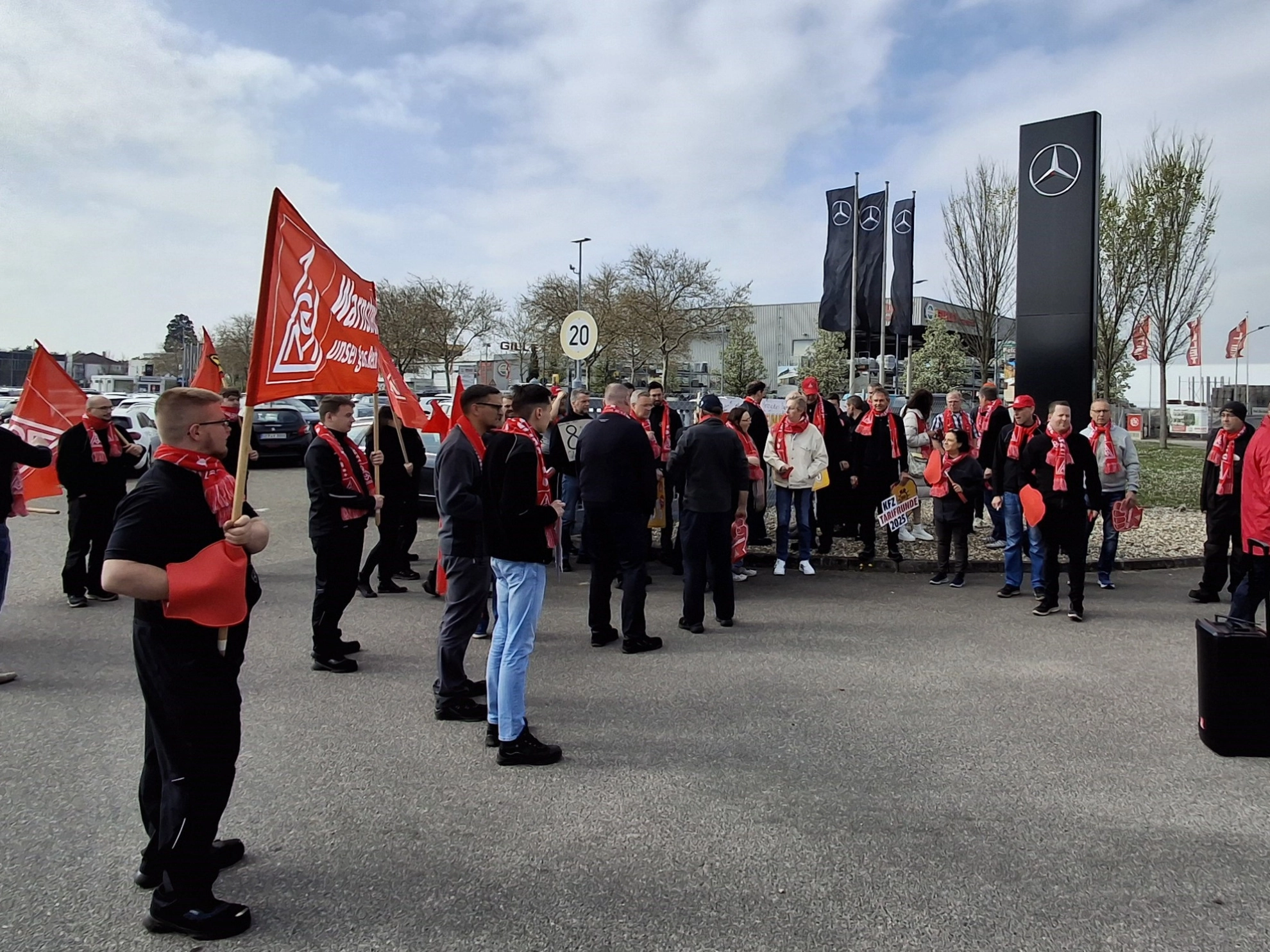 Warnstreik Mercedes Benz Niederlassung Landau