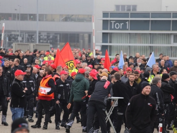 1. Warnstreik bei Daimler Truck in Wörth