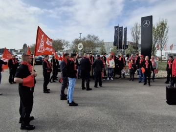 Warnstreik bei der Mercedes Benz Niederlassung in Landau