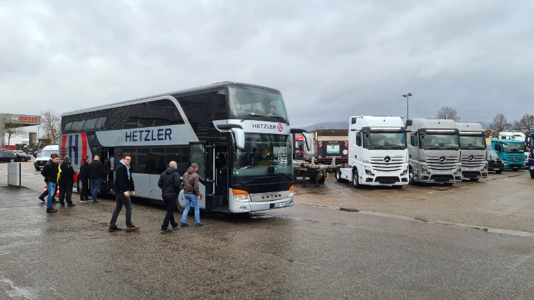 Beschäftigte der Mercedes-Benz-Niederlassungen zeigen sich kampfbereit