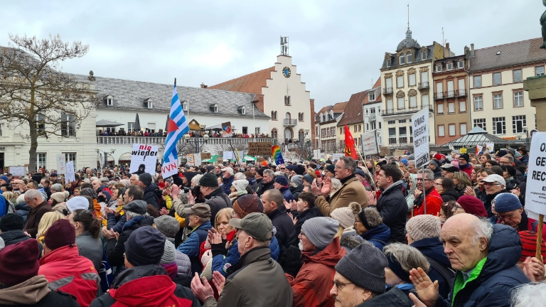 Gewerkschafter zeigen Flagge in Landau