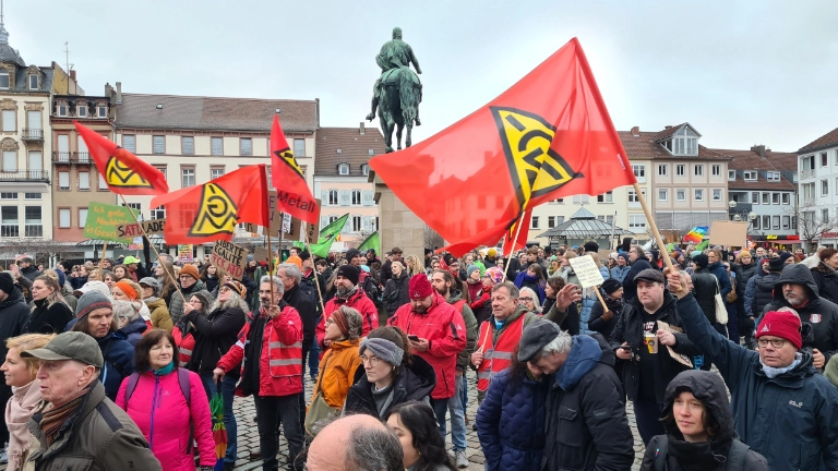 Gewerkschafter zeigen Flagge in Landau