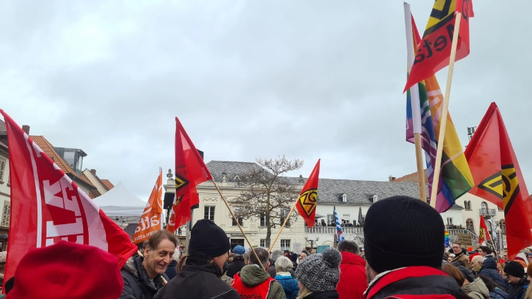 Gewerkschafter zeigen Flagge in Landau